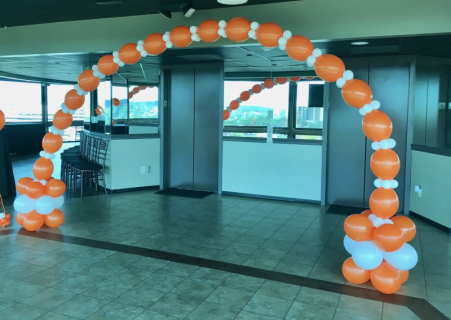 Linked balloons arch